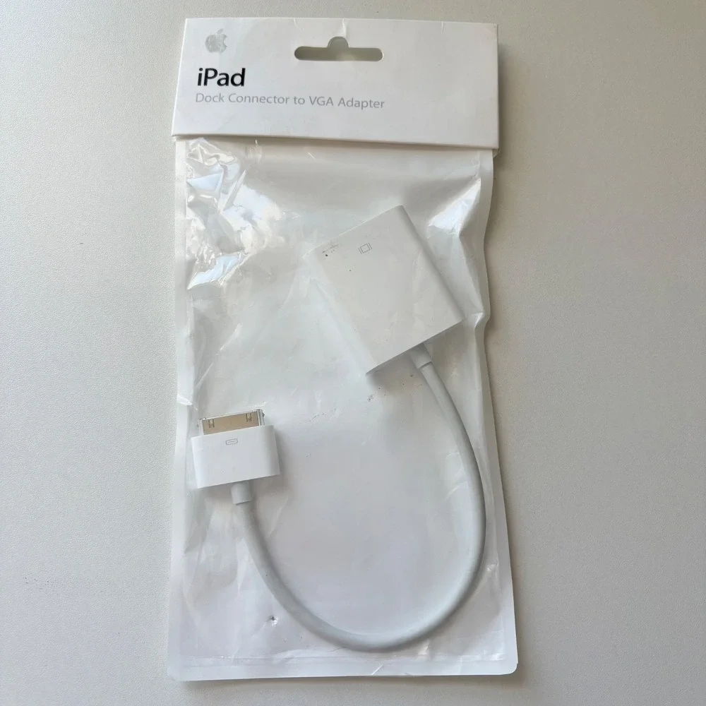 Apple MC552ZM/A iPad Dock Connector to VGA Adapter